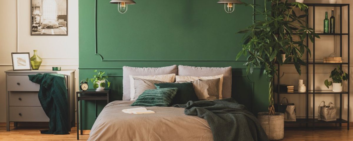 zielona ściana w sypialni