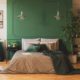 zielona ściana w sypialni